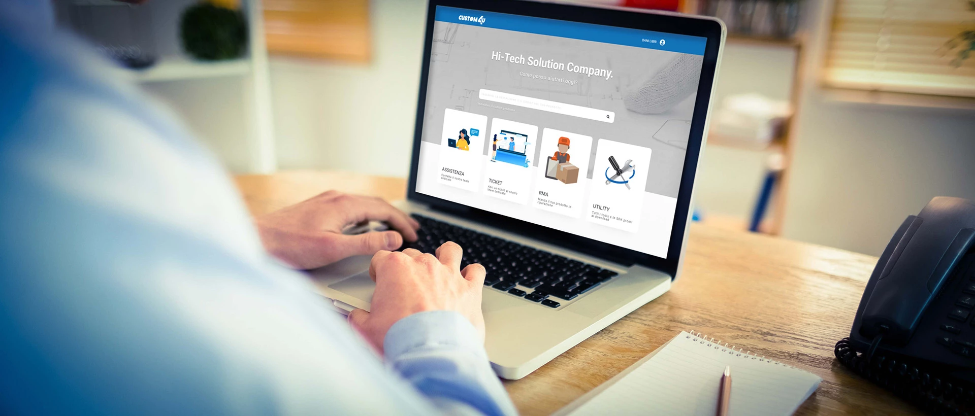 Persona naviga nel sito internet custom4u.it