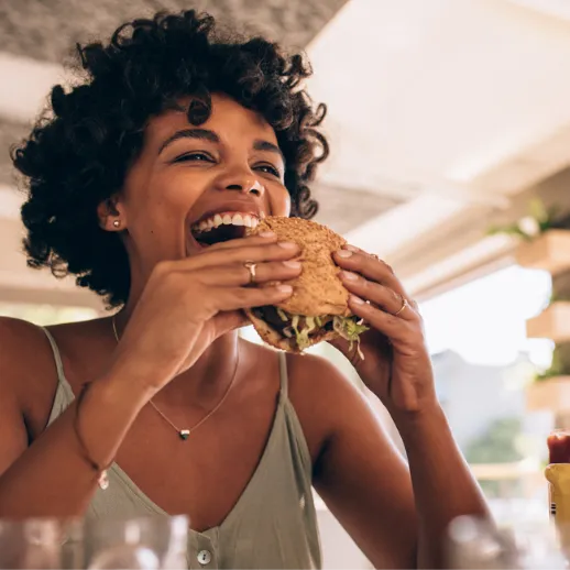 Ragazza mangia un burger